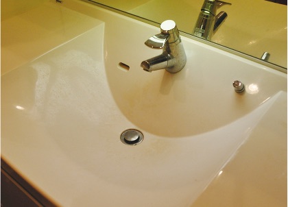 水垢・カビや蓄積した汚れでくもりがちな洗面所。