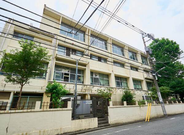 第一小学校｜徒歩7分（約540m）