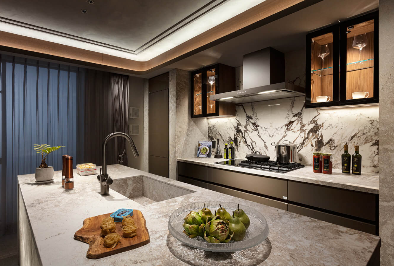 大理石で仕上げた上質なキッチンに