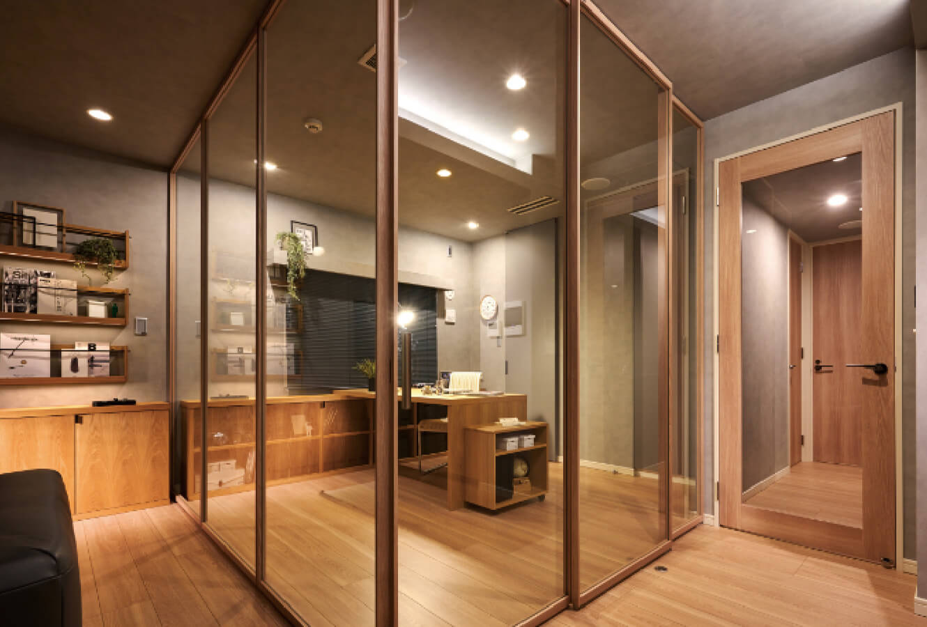 リビングの隣にガラス張りの書斎を