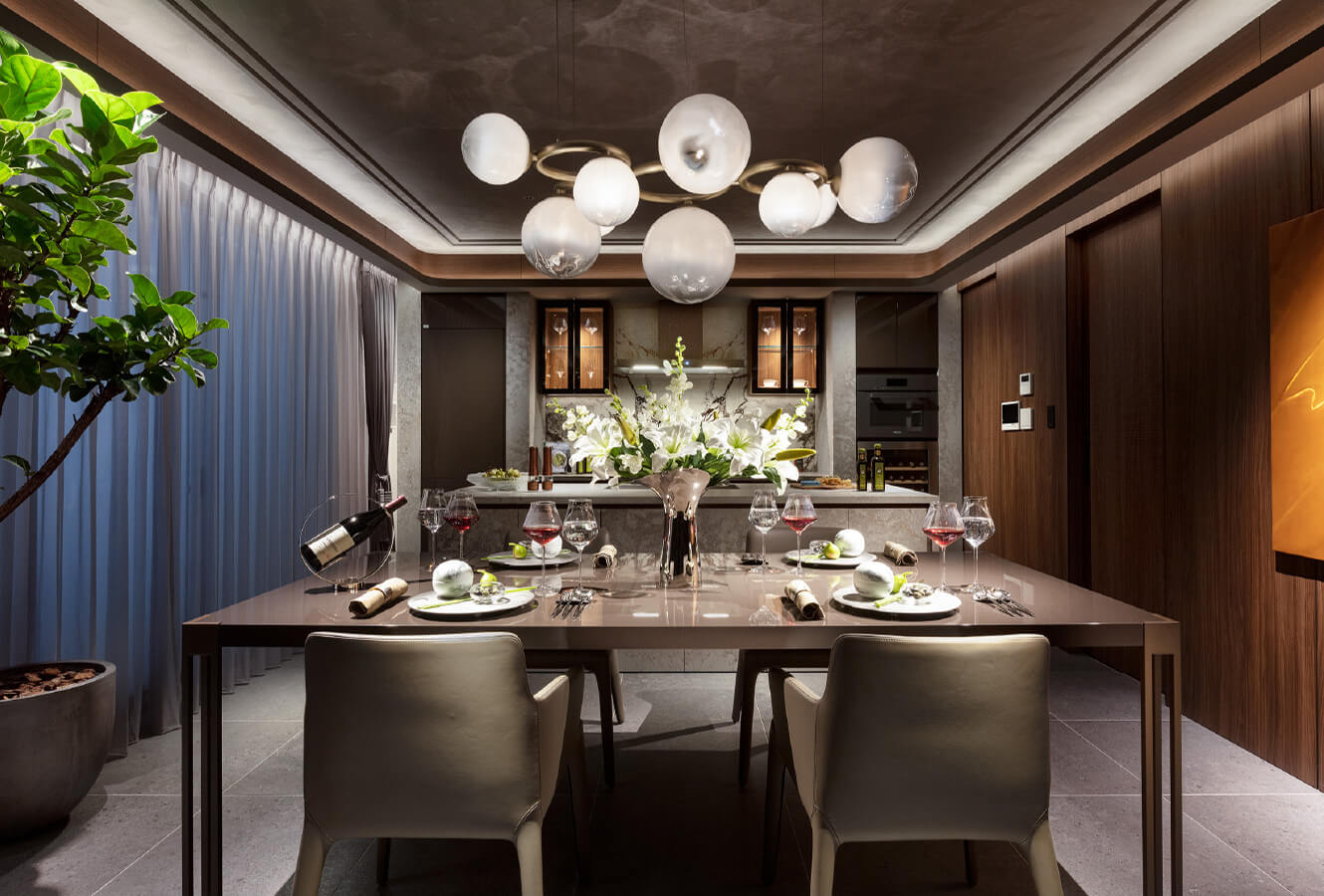 豪華な照明とテーブルで優雅な空間に