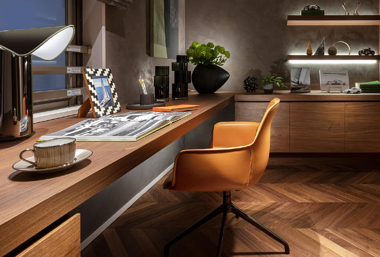 デスクを設え居心地の良い書斎に