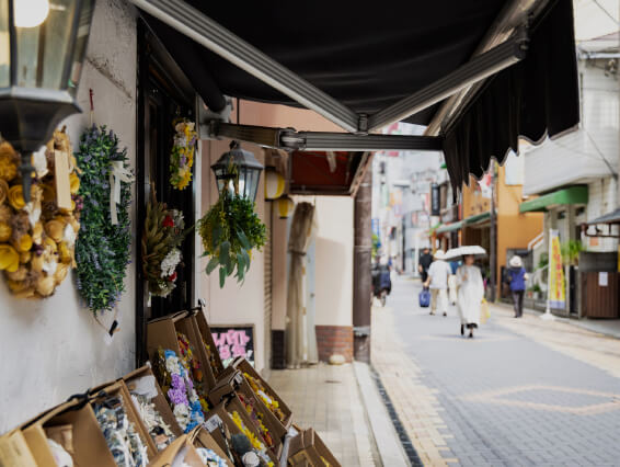 ふれあい通り商店街　徒歩5分（約350ｍ）