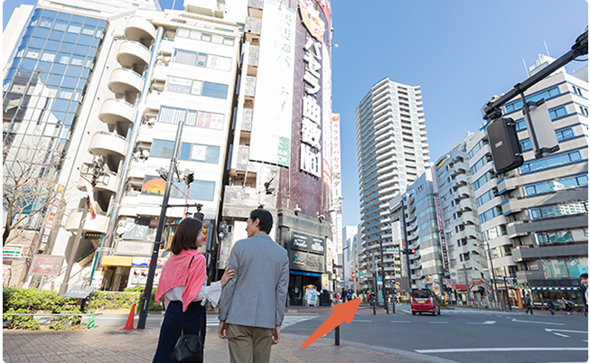 「池袋郵便局前」交差点内の横断歩道を渡る