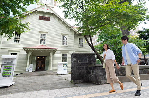 札幌時計台の前を次の交差点まで北上