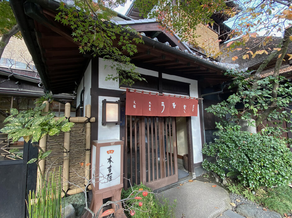 水の音を聞きながらかつての城下町を眺める歴史や自然が身近な日常。